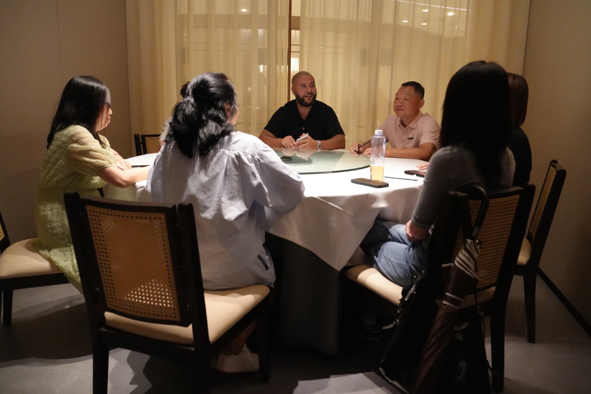 Sourcing team in overleg met fabrikanten in China
